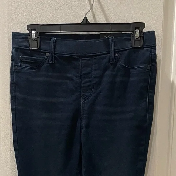 NEW…Simply Vera Vera Wang Mid Rise Denim
Leggings - Picture 2 of 4